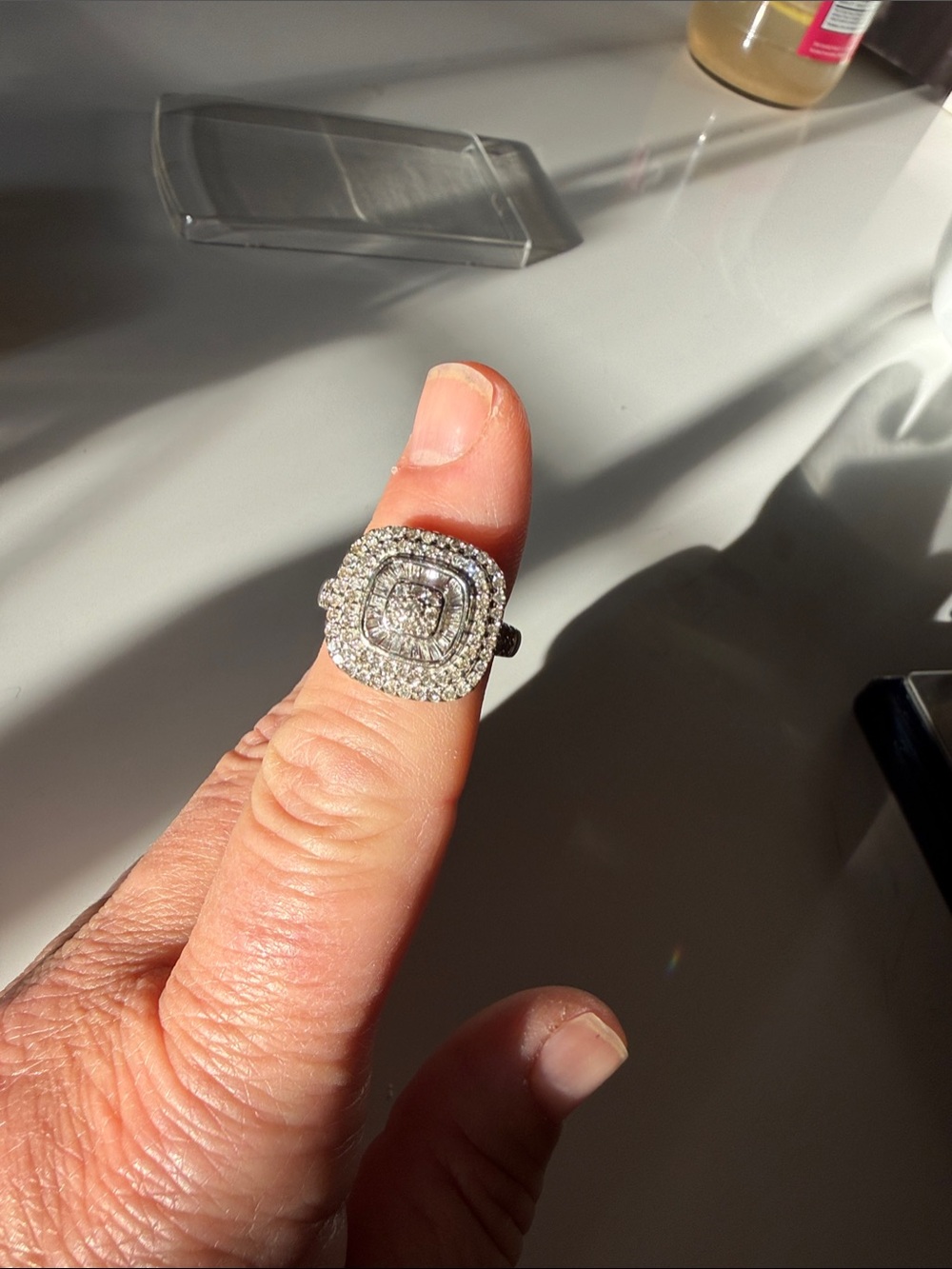 Diamond halo ring 10kt white gold